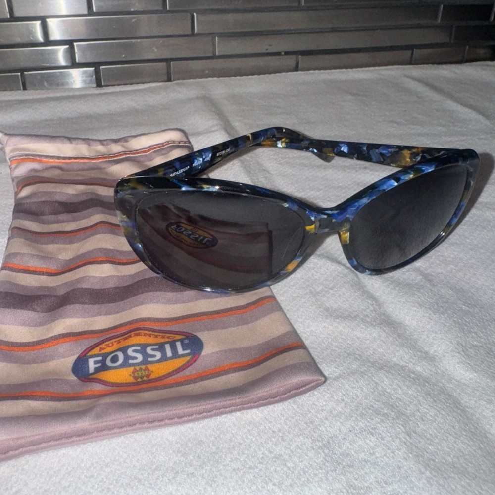 Fossil Women’s Blue Patterned Frame Sunglasses - image 4